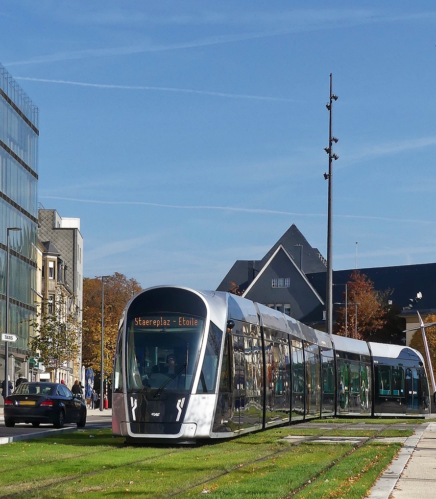 Am Perdsmaart in Luxembourg-Limpertsberg hat am 14.10.2019 der CAF Urbos von LUXTRAM S.A. die Haltestelle Theater verlassen und biegt nun in die Alle Scheffer ein, um seine Reise zur vorlufigen Endhaltestelle Streplaz/Etoile fortzusetzen. (Jeanny)