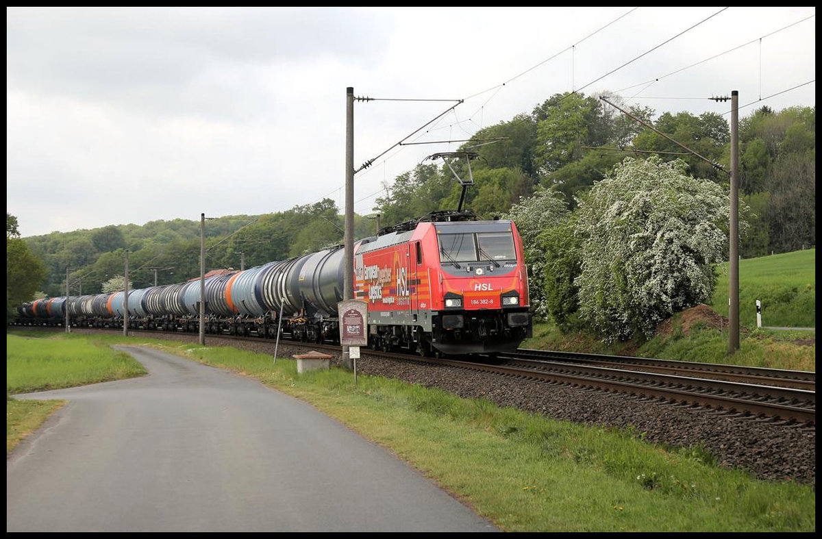 Am Permer Stollen kurz vor Velpe ist hier am 3.5.2020 um 11.05 Uhr die HSL 186382-8 mit dem DGS Kesselwagen Zug nach Helmstedt unterwegs.