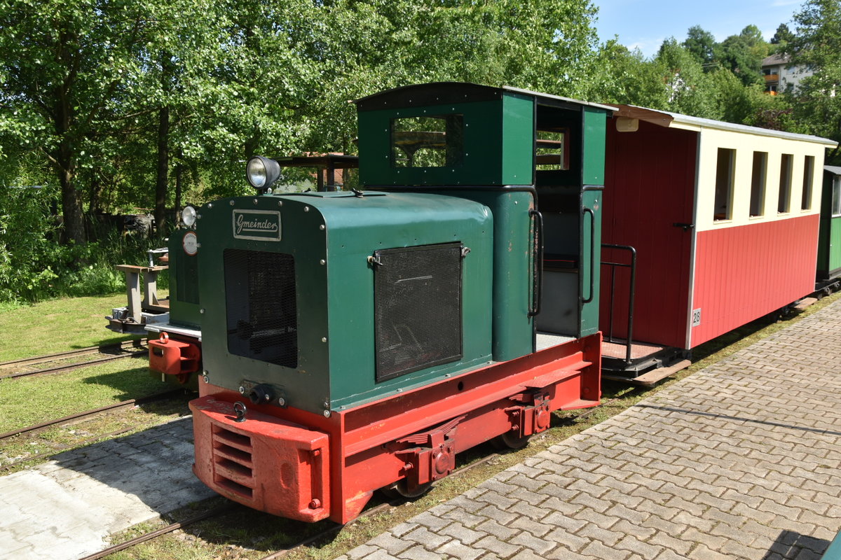 Am Pfingstmontag hatte mich meine Frau mit einem kleinen Ausflug nach Neckarbischofheim überrascht, ich war in der irrigen Annahme das wir mit unseren Hunden gassigehen würden im Grünen, doch zu meiner Verwunderung fuhr sie auf das Gelände der Feldbahnfreunde Neckarbischofheim e.V., die am Pfingstwochenende zum 18. mal Ihr Pfingstfest feierten. Hier ist eine Gmeinder Feldbahnlok zu sehen die mit einem zweizylinderigen luftgekühlten KHD-Motor bestückt ist und eine Leistung von 22,5 PS an ein Schaltgetriebe leitet. Natürlich unternahmen wir vier dann auch eine Rundfahrt im warsten Sinne des Wortes. Modellbahngefühl vom feinsten.
