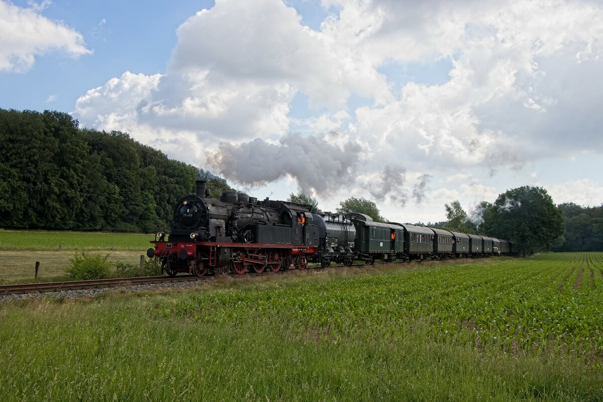 Am Pfingstmontag passiert 78 468 auf der ersten von drei Pendelfahrten über die Tecklenburger Nordbahn von Osnabrück nach Mettingen die Ortsgrenze von Westerkappeln (06.06.2022)