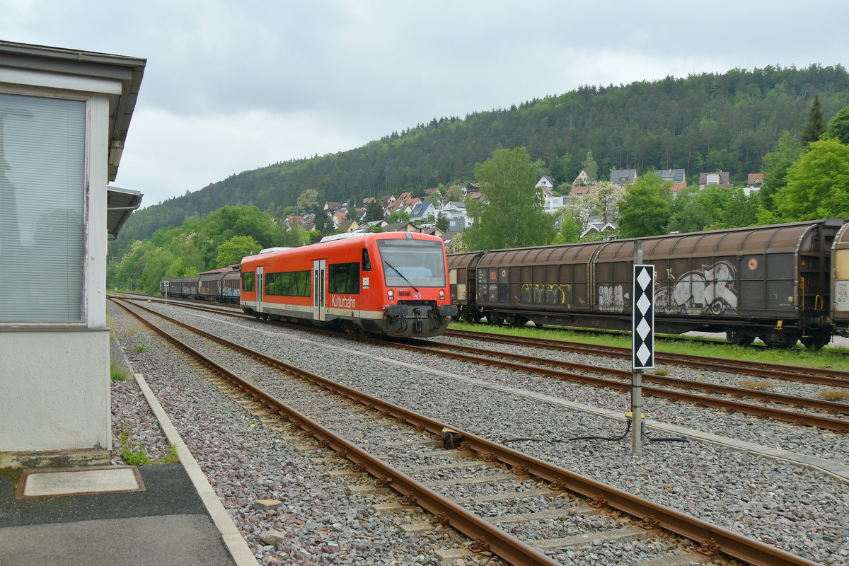 Am Pfingstsonntag 2018 fährt der 650 301 in Nagold ein.....interssant ist das die Weichen auf den Hauptgleisen im Bahnsteigbereich mit Rückfallweichen versehen sind.
