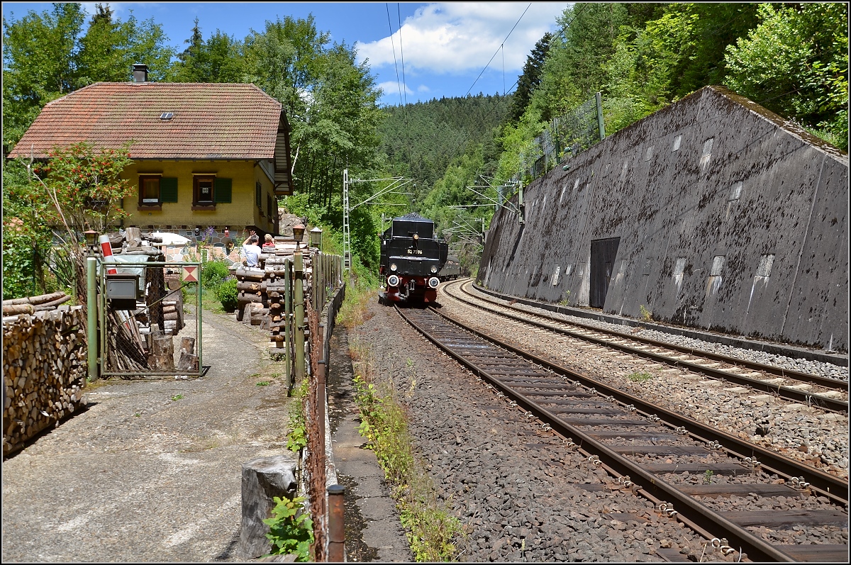 Am Posten 60 schleicht sich Tender voraus 52 7596 der EFZ vorbei. Triberg, April 2011.