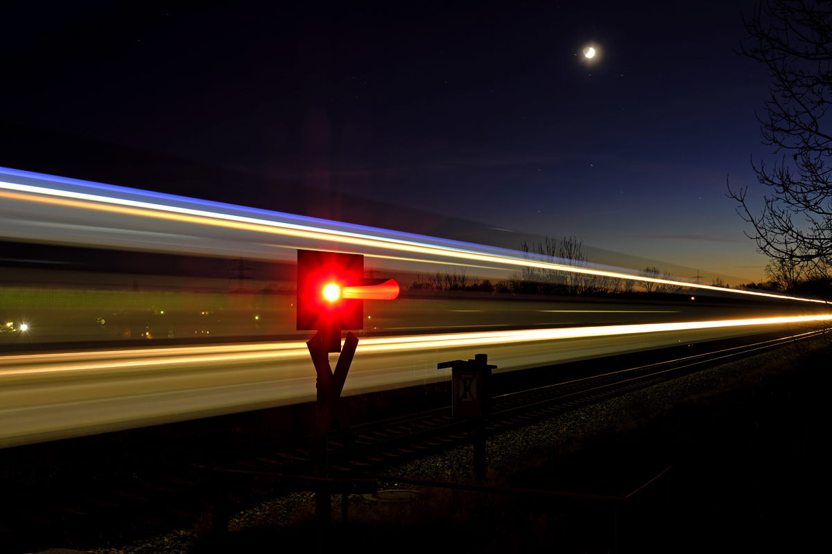 Am Posten Dürnberg wurde mit Blick auf die Ortschaft Unterschwillach am Abend des 22.11.17 eine Langzeitbelichtung mit einem Doppelstock-Sandwich-Zug angefertigt.

F8.0/30s/ISO 320/+1