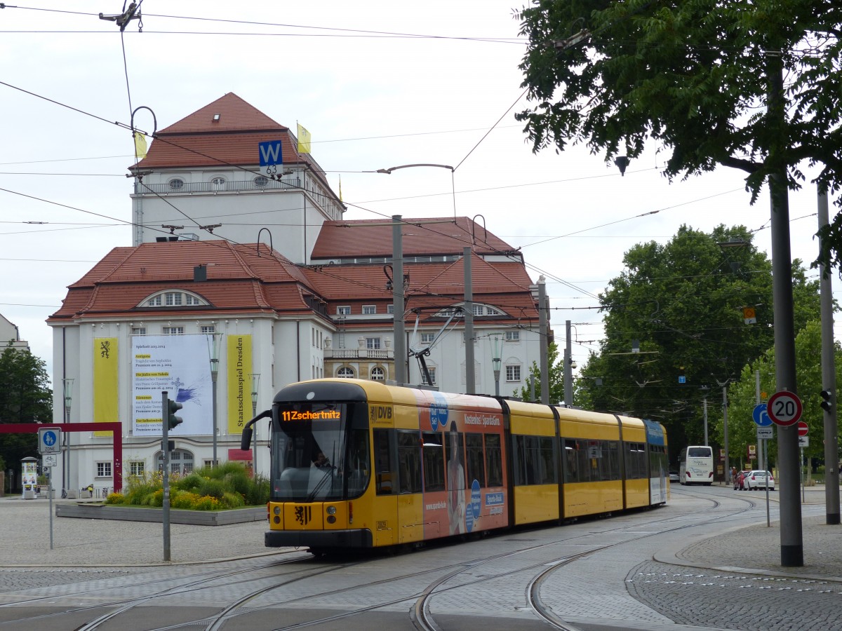 Am Postplatz in Dresden treffen sich mehrere Linien, hier zu sehen die 11 nach Zschertnitz. 29.6.2014