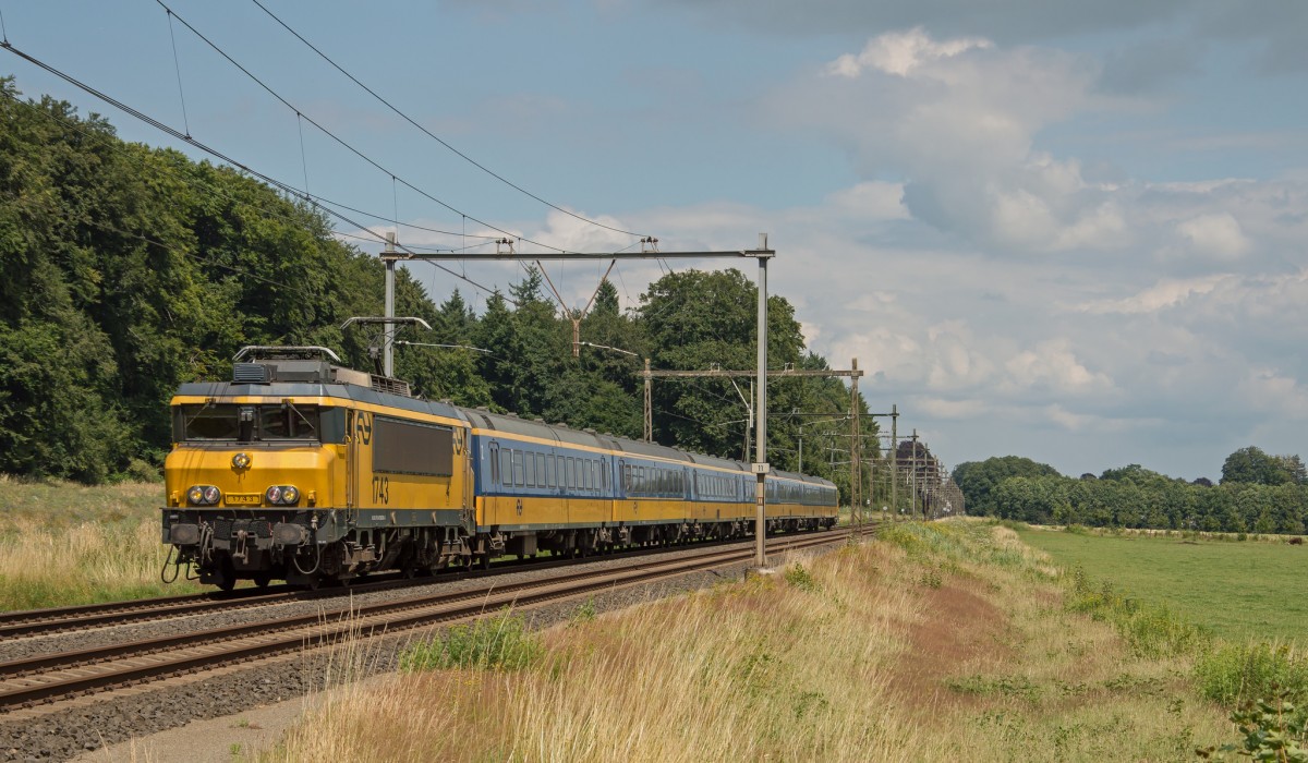Am Rande von Naturgebiet Veluwe zwischen Dieren und Rheden fährt NS 1743 als IC nach Roosendaal (NL). 14-07-2014
