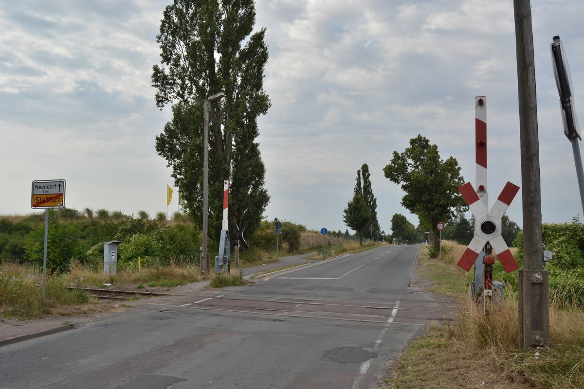 Am Rande von Staßfurt fand ich diesen alten WBBS ex. DR Bahnübergang.

Staßfurt 21.07.2016
