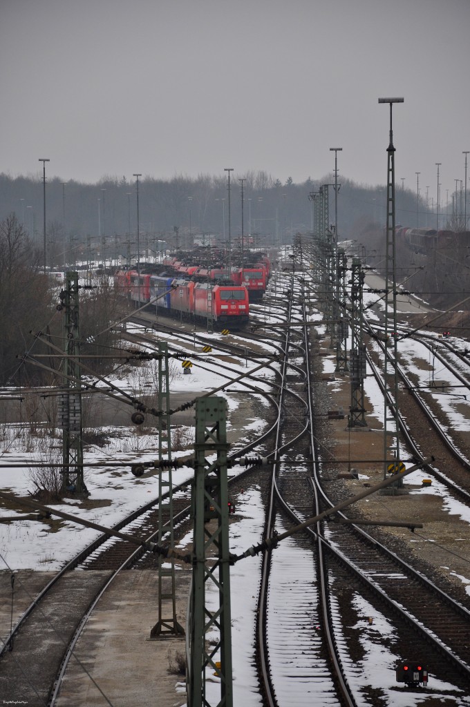 Am Rangierbahnhof München Nord warten Baureihe 185 und andere auf ihren Einsatz, so gesehen am 15.02.2015 von einer öffentlich begehbaren Brücke aus. (1)