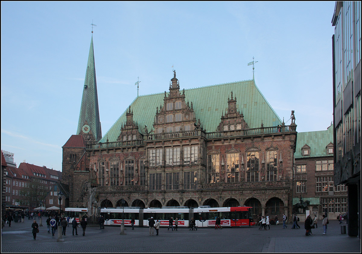 Am Rathaus -

GT6N in der Bremer Innenstadt.

17.11.2012 (M)