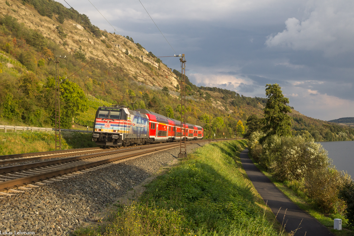 Am RE55 nach Frankfurt (Main) Hbf hing die 146 247  Vernetzt in die Zukunft  und fuhr im Abendlicht durch Gambach, 23.9.17