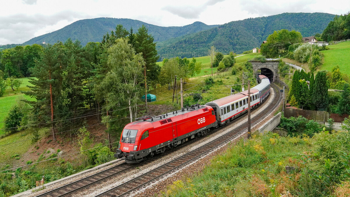 Am regnerischen 24.09.2023 verlsst BB 1116 148 mit IC 730 den Eichbergtunnel und wird in Krze den Bahnhof Eichberg durchfahren