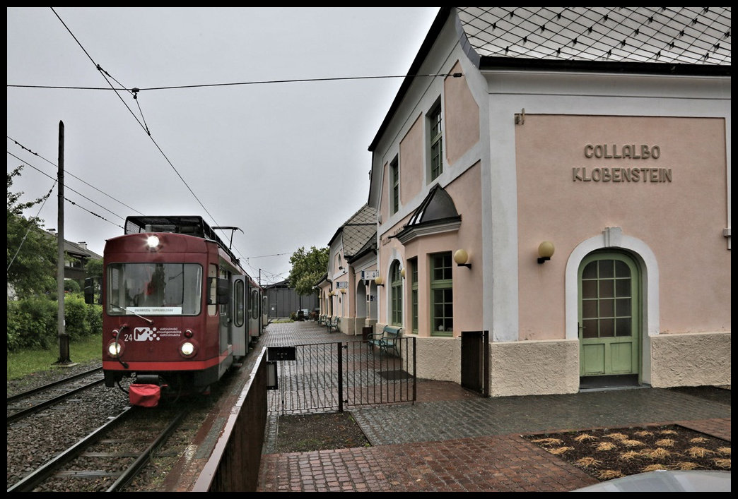 Am regnerischen 29.5.2022 stand der ET 24 der Rittner Bahn abfahrbereit nach Oberritten im südtiroler Bahnhof Collalbo / Klobenstein.