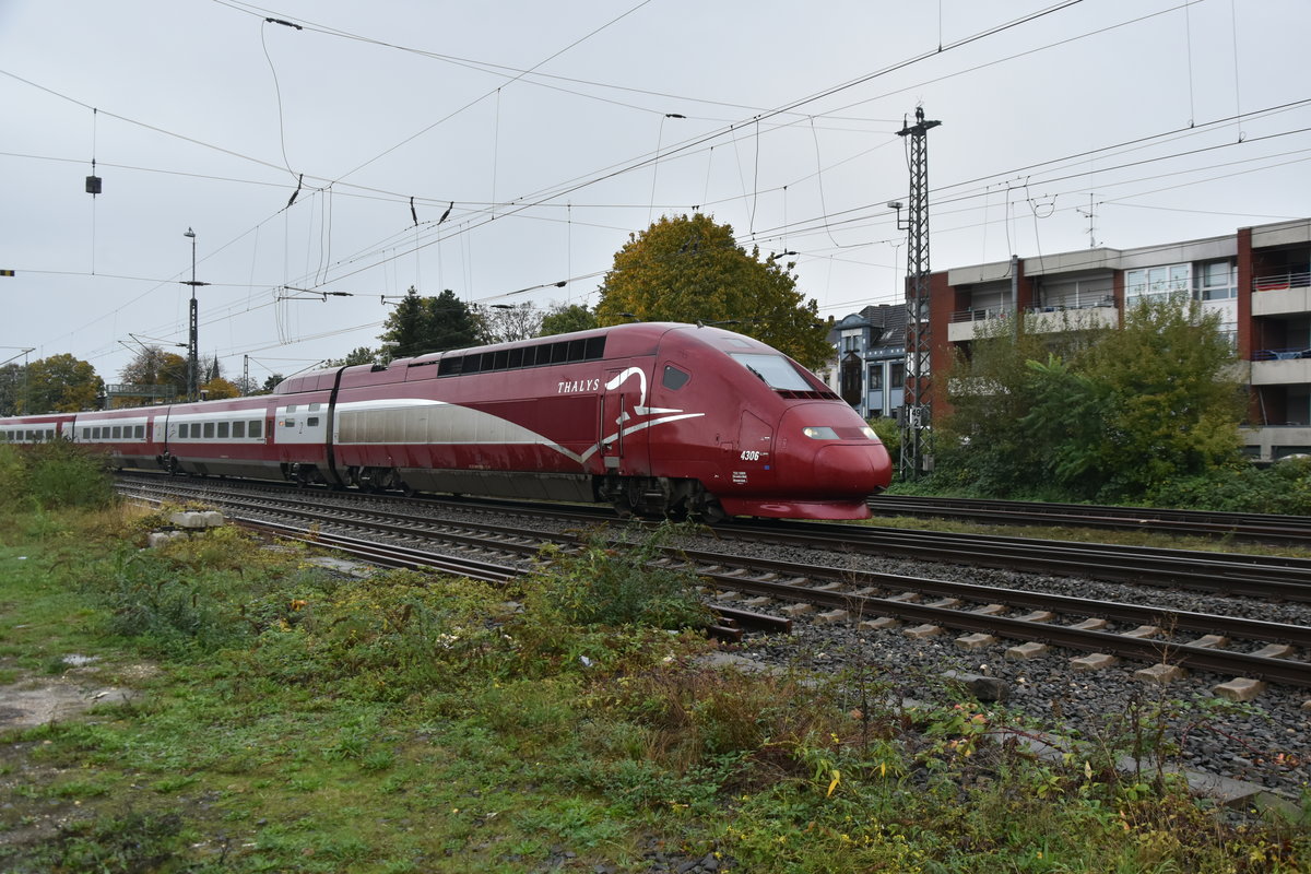 Am regnerischen und stürmischen Freitag den 18.10.2019 verlässt der Thalys 4306 Rheydt Hbf in Richtung Odenkirchen um nach Köln zu gelangen. Da der direkte Weg über Düren wegen Bauarbeiten gesperrt ist müssen alle Züge über Rheydt umgeleitet werden. 