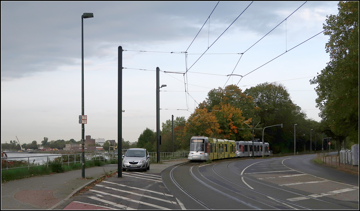 Am Rhein -

Ein Zug auf der Düsseldorfer Linie U71 biegt vom eigenen Bahnkörper der Bonner Straße in die Benrather Schloßallee ein. Hier ist ein Blick auf den Rhein möglich.

14.10.2019 (M)