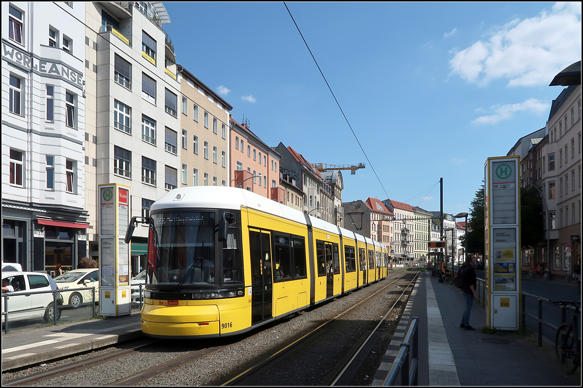 Am Rosenthaler Platz -

... kreuzen sich zwei Straßenbahnlinien, die M1 und M8. Hier die Haltestelle der Linie M8 in der Torstraße mit einer Flexity Berlin Straßenbahn. Hier war Platz für einen eigenen Bahnkörper in Straßenmitte. 

22.08.2019 (M)