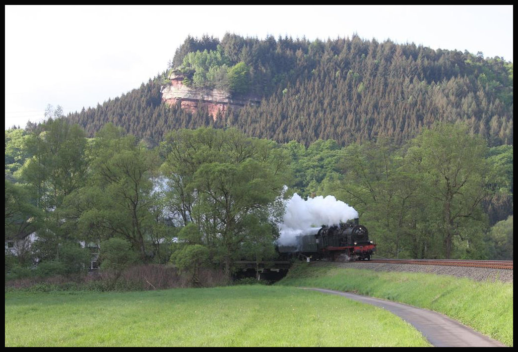Am roten Felsen kurz vor Kordel kommt hier 78468 mit ihrem Personenzug nach Gerolstein am 1.5.2018 um 8.58 Uhr um die Waldecke.