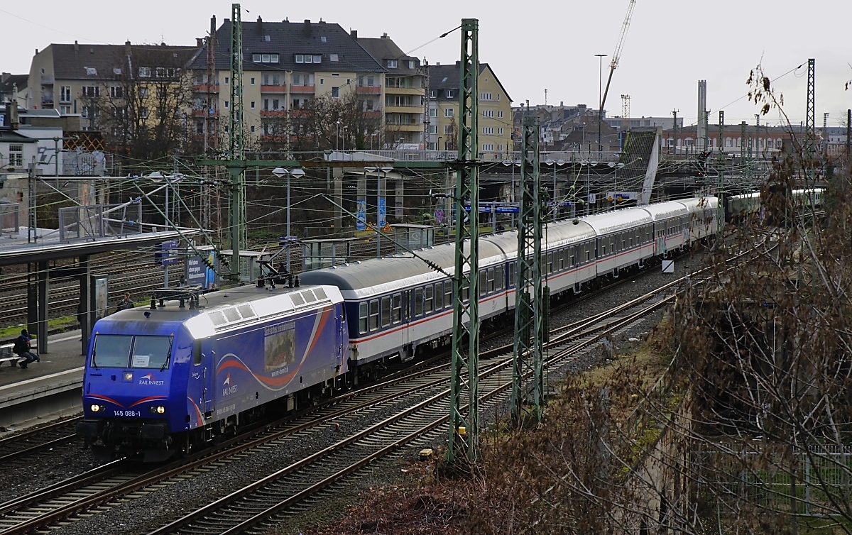 Am S-Bahn-Haltepunkt Düsseldorf Wehrhahn vorbei fährt 145 088-1, die für das Sächsische Eisenbahnmuseum wirbt, am 03.01.2019 mit einem RE 3-Ersatzzug nach Hamm