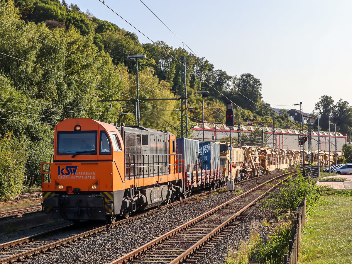 Am Samstag den 19.09.20 konnte ich die KSW 273 018 mit einer Bettreinigungsmaschiene auf dem Weg von Würgendorf über Betzdorf, Siegen nach Dillenburg wo die Fahrt endet. Dieser Zug war als DGS-Z 56271 Unterwegs. Das Bild ist in Niederschelden Entstanden