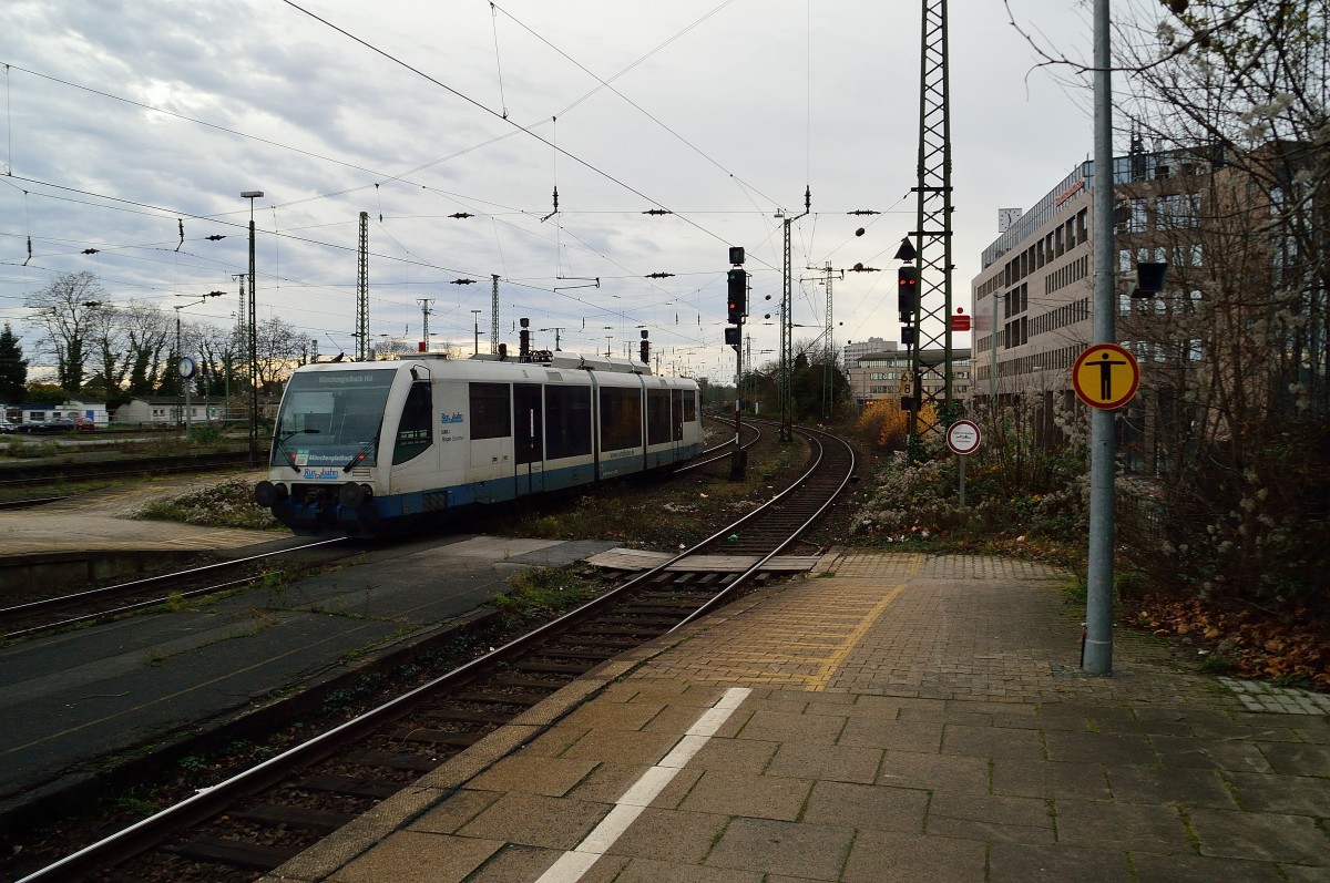 Am Samstag den 21.12.2013 verlässt der VT 6.004 den Mönchengladbacher Hbf in Richtung Dalheim.