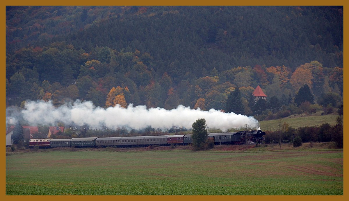 Am Samstag den 30. September veranstalte der Thüringer Eisenbahnverein aus Weimar eine Rundfahrt durch Thüringen.
Hier ist der Sonderzug mit 03 2155 und als Schiebelok die ex. Leunalok 204 (BR 228) der WFL aus Nossen gerade unterwegs zwischen Arnstadt und Plaue beim Durchfahren der Ortschaft Siegelbach.