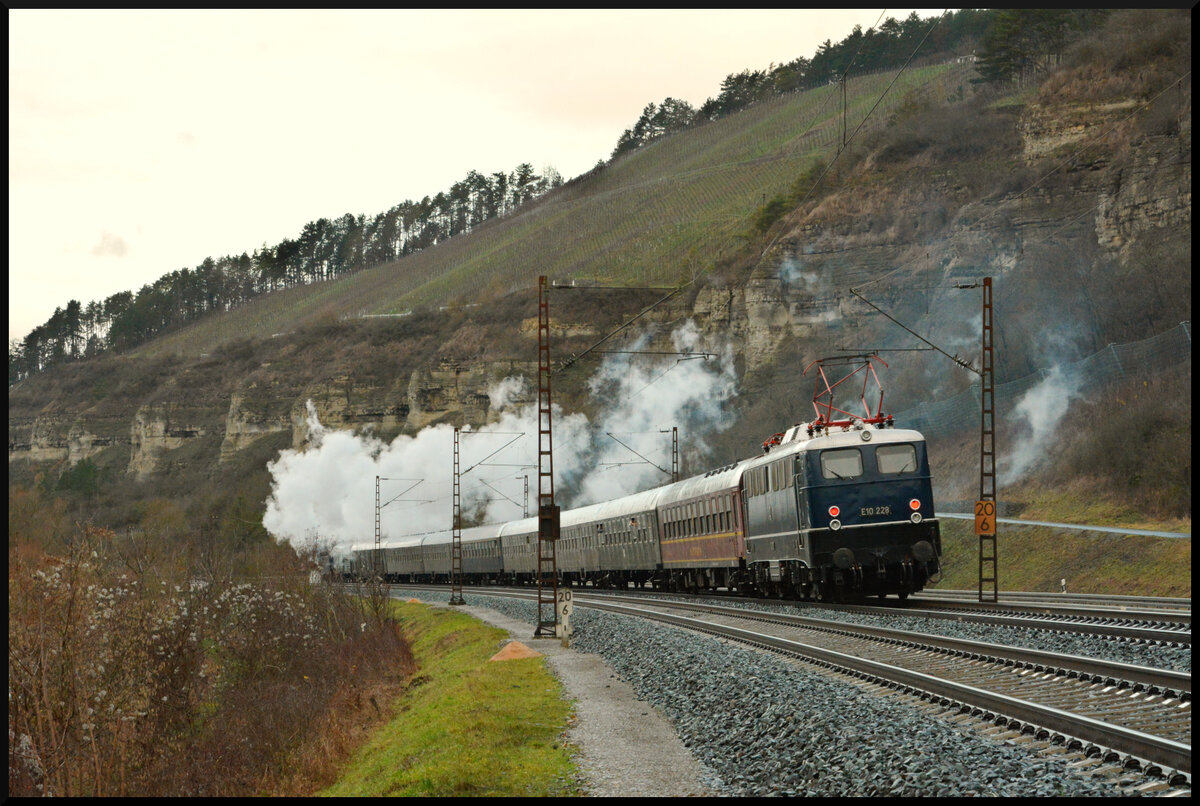 Am Samstag, 30.12.2023, ging es mit Volldampf um Würzburg, hier bei Himmelstadt im Maintal. Die junge Firma GleisGlück veranstaltete Dampflokrundfahrten entlang des Mains und durch das Werntal. 
Für die Beförderung waren die Dampflok 23 058 (Eurovapor) und Elektrolok E10 228 (DBK Historische Bahn) zuständig. Die drei Runden um die unterfränkische Residenzstadt führten vom Hauptbahnhof unter Dampf durch das Maintal bis Gemünden, dort wurde nach kurzem Aufenthalt die Fahrtrichtung gewechselt und es ging alsdann elektrisch bis Schweinfurt, wo erneut „Kopf gemacht“ wurde, und es nun wieder unter Dampf zum Ausgangspunkt zurückging.