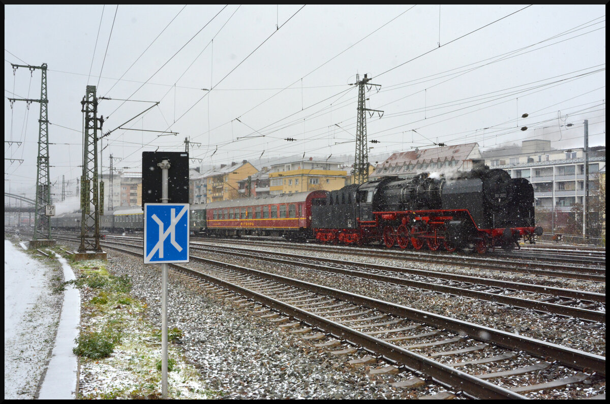 Am Samstag des ersten Adventswochenendes, 02.12.2023, fuhr der Meininger Dampflok Verein (MDV) mit seiner Güterzugdampflok 50 3501 und einem Sonderzug am Haken zum Würzburger Weihnachtsmarkt. Unterstützt durch die Eurovapor 23 058, die am Vortag mit drei zusätzlichen Waggons aus Würzburg angereist war, ging die Fahrt über Mellrichstadt, Bad Neustadt, Münnerstadt und Schweinfurt in die Residenzstadt am Main. Die Fahrt diente gleichzeitig als Lastprobefahrt für die Meininger Dampflok, da an deren Tender Fristarbeiten ausgeführt worden waren. Hier rollt der Sonderzug mit der 50 3501 am Schluss in den Würzburger Hbf.