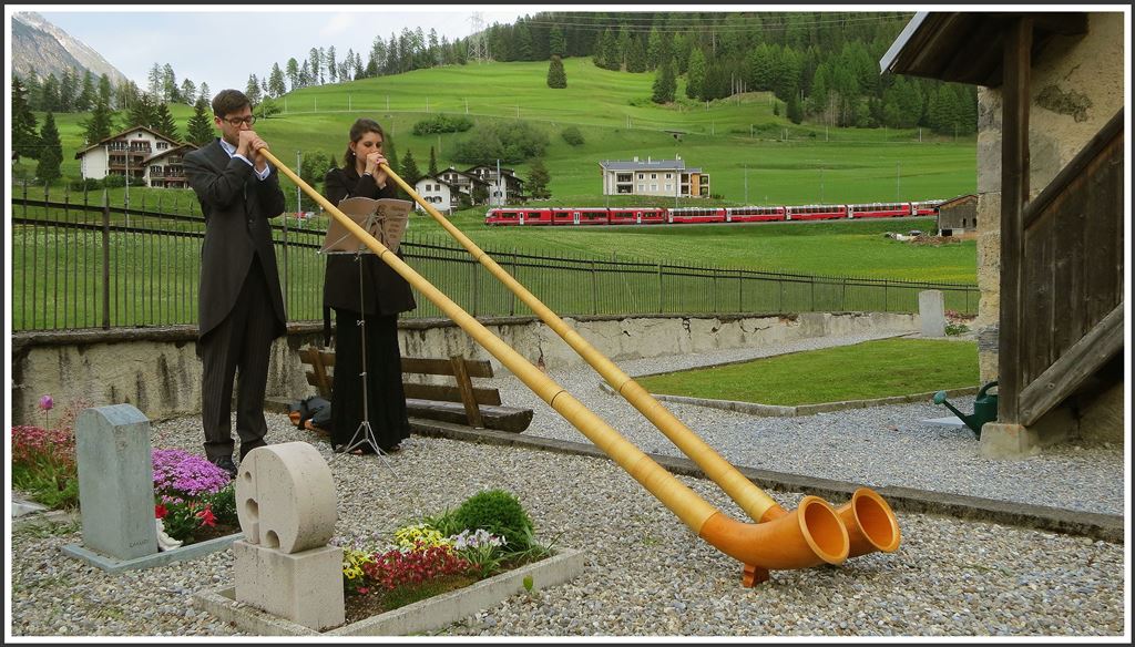 Am Samstag hat unser Sohn in Bergün geheiratet. Unsere Tochter und ihr Freund spielten für die Gäste ein Stück auf dem Alphorn. Und fast hätte man meinen können, dass der Pfarrer den Zeitpunkt mit der Vorbeifahrt des Bernina Express 950 koordiniert hätte. Gut zu sehen sind hier die drei Ebenen des Doppel-S oberhalb Bergün.(30.05.2015)