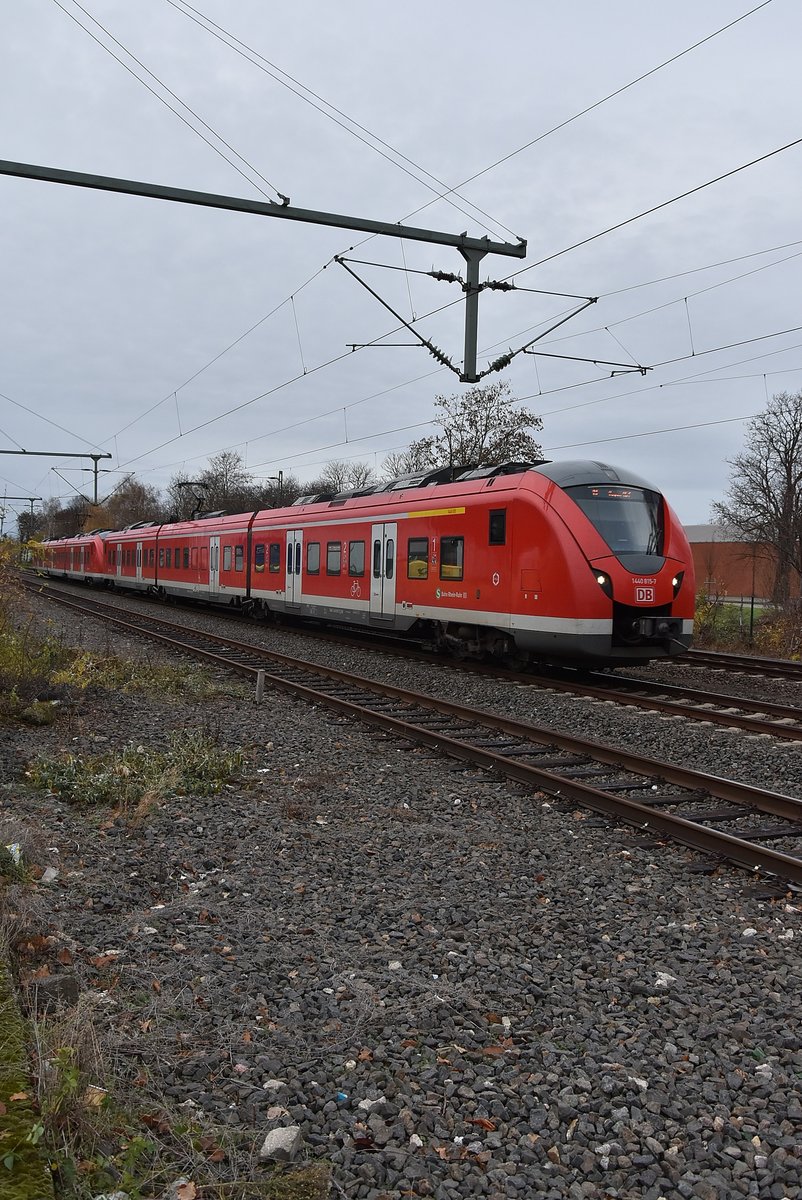 Am Samstagabend ist dieser S8 Zug in Korschenbroich gen Neuss fahrend unterwegs, an dem Tag ist eingleisiger Betrieb angesagt, auf dem Richtungsgleis nach Mönchengladbach werden Kleineisen getauscht. 1.12.2018