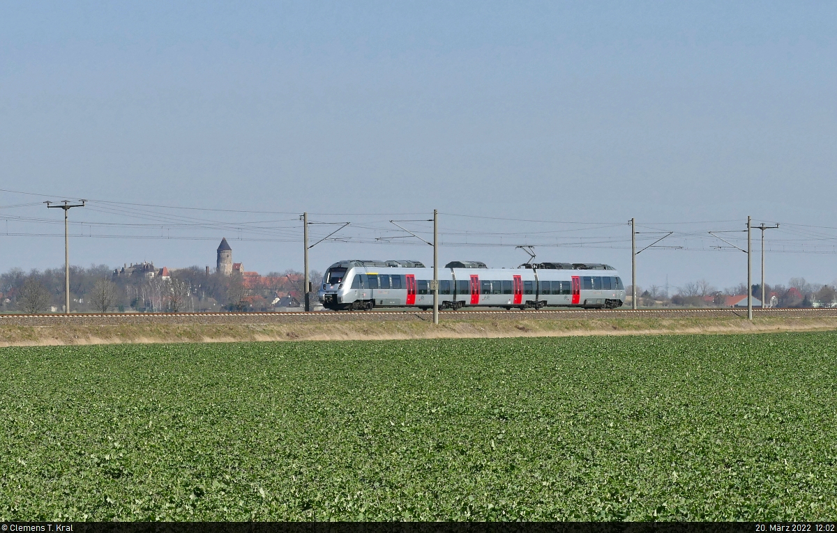 Am Schloss vorbei:
Ein 1442 (Bombardier Talent 2) ist aus Hohenthurm abgefahren und trifft bald in Halle (Saale) ein.

🧰 S-Bahn Mitteldeutschland (MDSB II | DB Regio Südost)
🚝 S 37833 (S8) Lutherstadt Wittenberg Hbf–Halle(Saale)Hbf
🕓 20.3.2022 | 12:02 Uhr