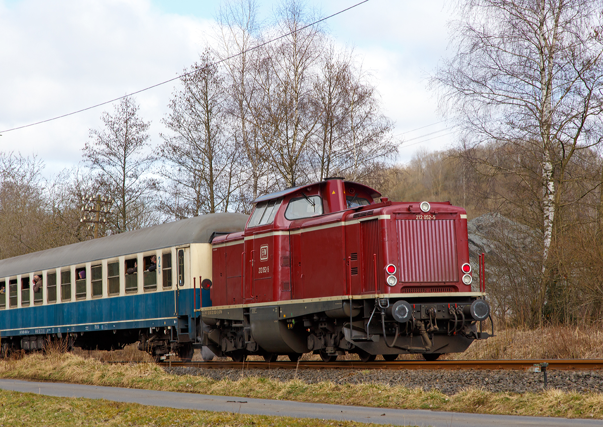 
Am Schluß von dem Dampfsonderzug  WESTERWALD EXPRESS  HEF (Historischen Eisenbahn Frankfurt e. V. ) als Eilzug 25710  (Frankfurt a.M. - Limburg/Lahn - Hachenburg) befand sich die 212 052-5  (92 80 1212 052-5 D-EFW) der EfW Verkehrsgesellschaft mbH, ex DB 212 052-5, ex DB V 100 2052, hier am 22.03.2015 auf der Oberwesterwaldbahn (KBS 461) bei Ratenhain bzw.  Stockum-Püschen.