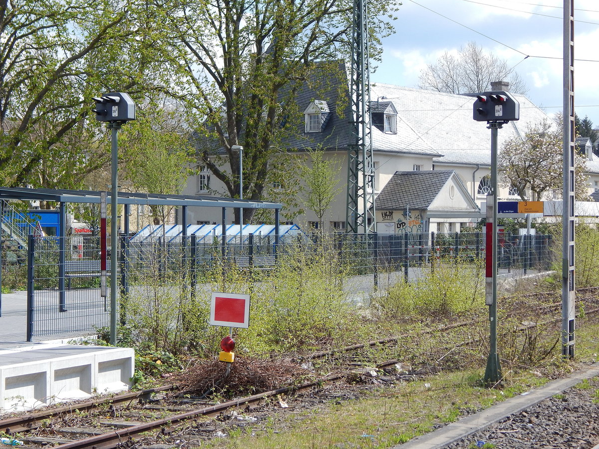 Am Schluss des ehemaligen Gleis 4 in Bochum Dahlhausen steht noch das Sperrsignal. Es ist noch in Betrieb ebenso das links daneben stehende Sperrsignal für das nicht mehr vorhandene Gleis 5.

Bochum Dahlhausen 16.04.2016
