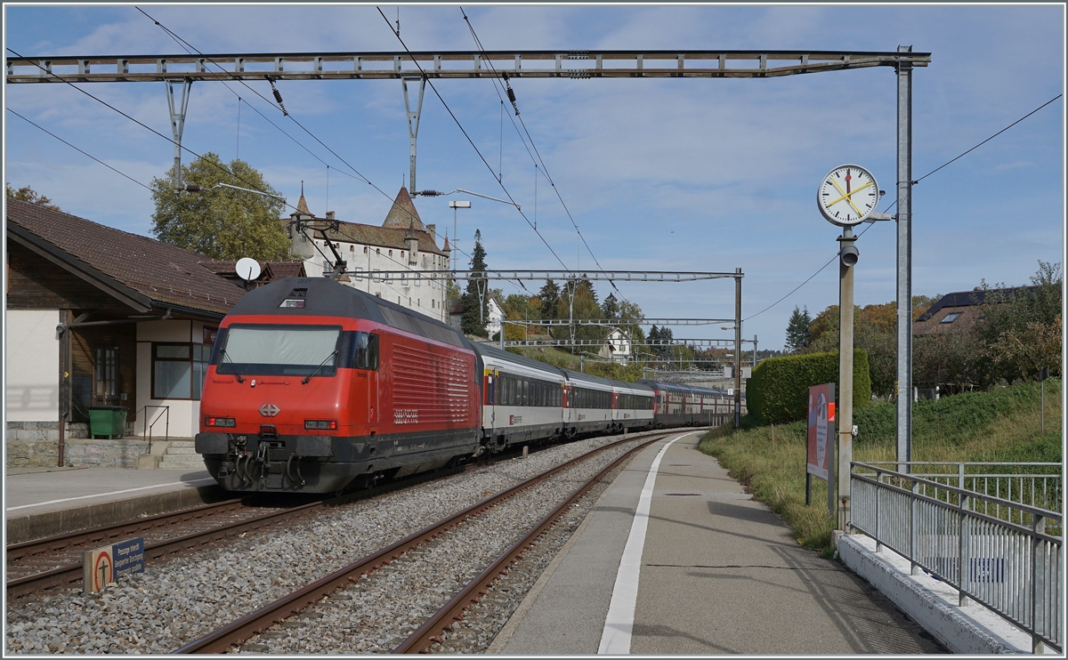 Am Schluss des langen IC1 ist eine weitere Re 460 eingereiht, so dass ich in Oron noch zu einem Schönewetterbild mit Bahnhof und Schloss kam. 

22. Okt. 2020