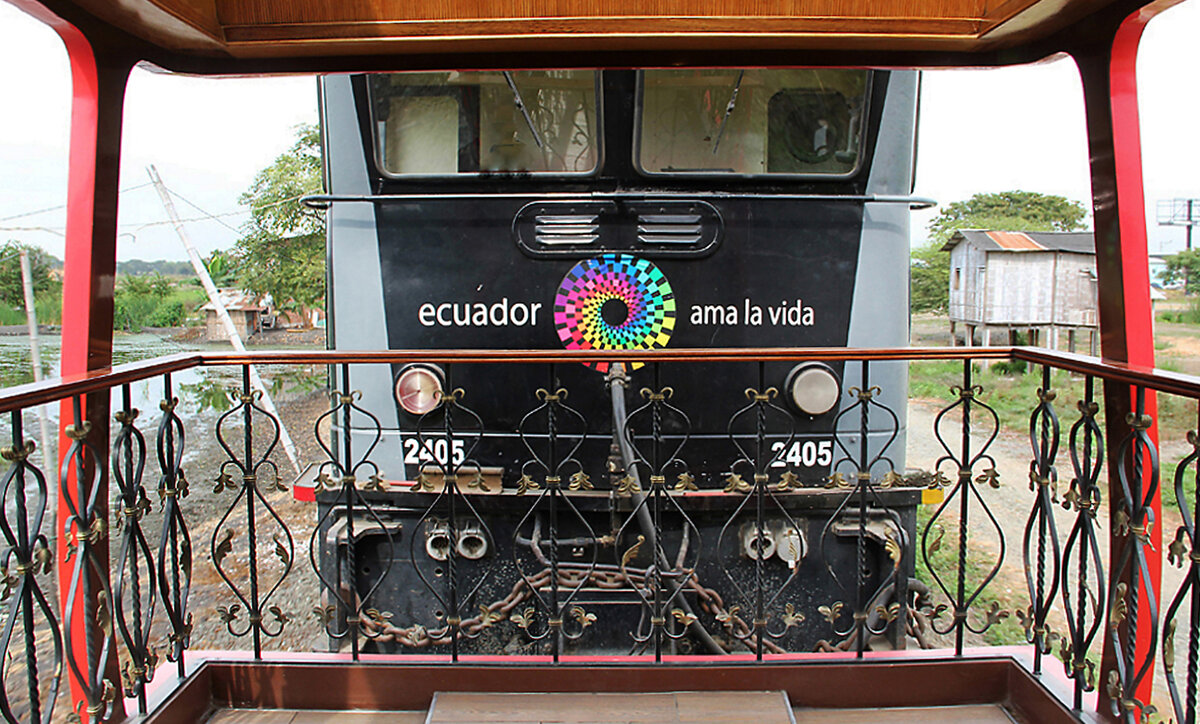 Am Schluss des Tren Crucero läuft ein Salonwagen mit offener Plattform. Vorerst war aber dort nur die Schublok 2405 aus der Nähe zu sehen. Guayaquil - Yaguachi, 04.08.2018