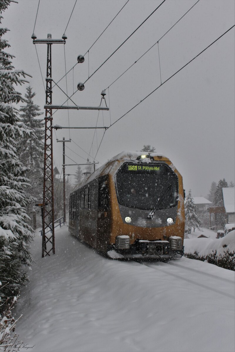 Am schneereichen 2.12.2023 fährt der ET2 als R6816 von Mariazell kommend in Richtung St. Pölten in den Bahnhof Mitterbach ein.