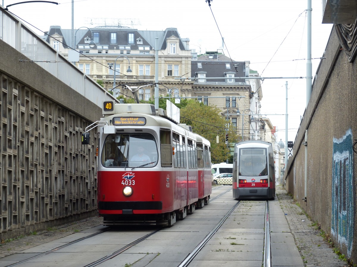Am Schottentor ermöglichen Schienenkreise auf zwei Ebenen (unterirdisch, oberirdisch) Richtungswechsel. Wagen 4033 fährt zum unterirdischen Bahnsteig. 25.8.2015, Wien