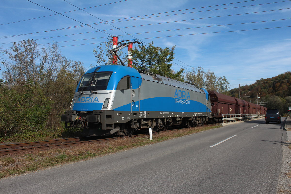 Am sehr herbstlichen 18.10.2019 schiebt die 1216 920 der Adria Transport (LTE) einen beladenen Kohlezug in das Kohlekaftwerk Mellach bei Werndorf. Der Zug überquert hier neben der L682 die Mur.
