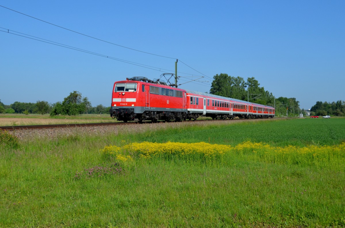 Am sehr sonnigen 18.05.2014 hatte 111 042 vom Bw Ludwigshafen die Ehre den Murgtäler Radexpress, in Form von RE 38959 (RL - TFS), zu ziehen, als ich ihn vor der Autobahnbrücke in Rastatt ablichten konnte.