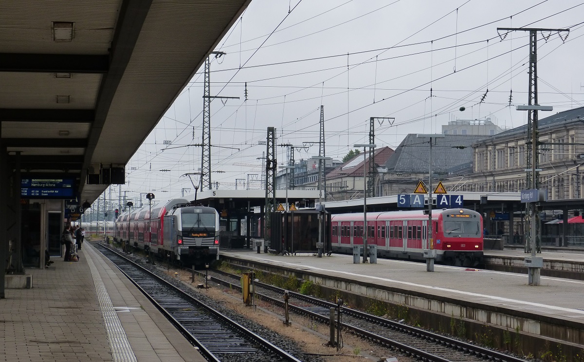 Am sehr trüben und regnerischen 22.07.2018 wartete man am Gleis 6 auf den ICE nach Hamburg, auf Gleis 5 steht der RE nach Sonneberg bereit, auf Gleis 4 die S-Bahn. Nürnberg Hbf
