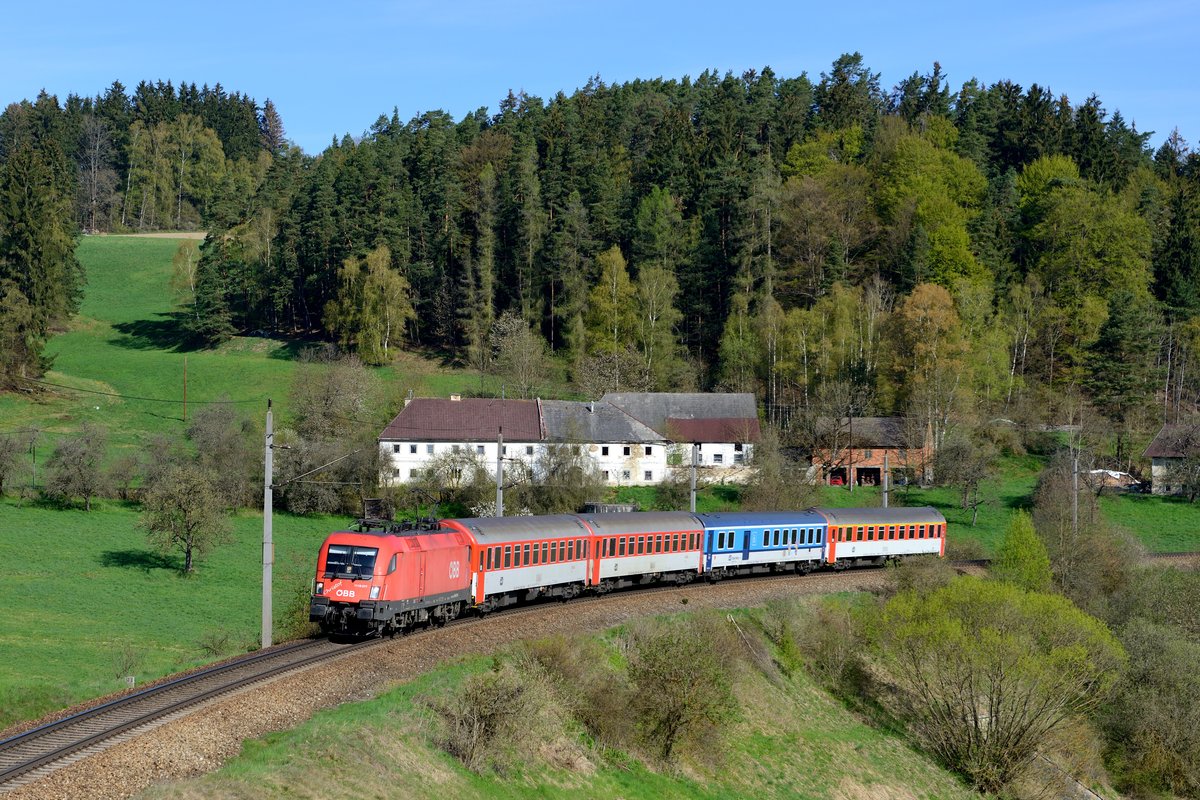 Am Semmelhof bei Freudenthal konnte am Vormittag des 22. April 2016 die 1116.077  Christof  mit dem R 1541  F.A. Gerstner  von Praha hl.n. nach Linz HBF aufgenommen werden. Bei dieser schönen Fotostelle hoffe ich auf baldige  Motivpflege  durch ÖBB Infra, der Vier-Wagen-Zug passt von der Länge jedoch optimal...