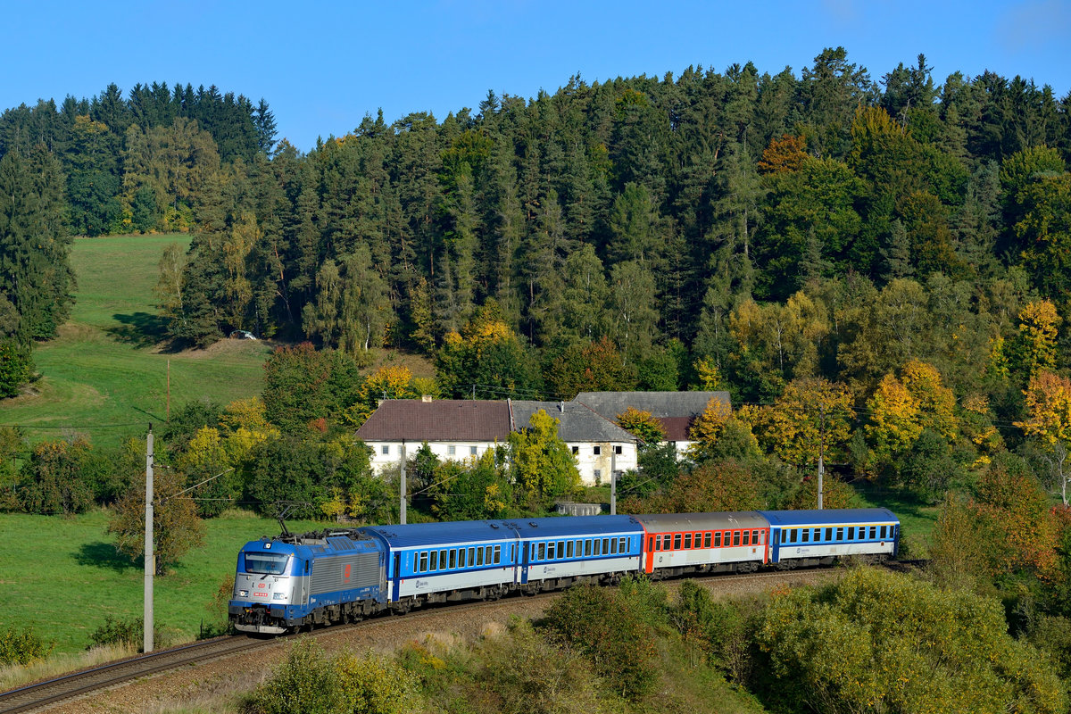 Am Semmelhof bei Freudenthal konnte am Vormittag des 02. Oktober 2017 die 380 016 der CD mit dem R 1541  F.A. Gerstner  von Praha hl.n. nach Linz HBF aufgenommen werden. Bei dieser schönen Fotostelle hoffe ich auf baldige  Motivpflege  durch ÖBB Infra, der Vier-Wagen-Zug passt von der Länge jedoch optimal...