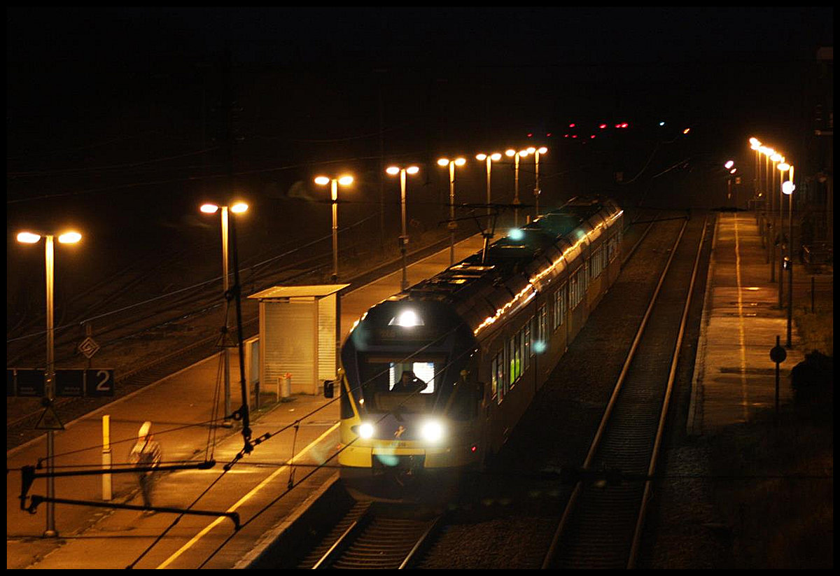 Am Silvester Morgen des 31.12.2007 hält um 07.30 Uhr der ET 016 der Westfalenbahn auf dem Weg nach Osnabrück im Bahnhof Hasbergen.
