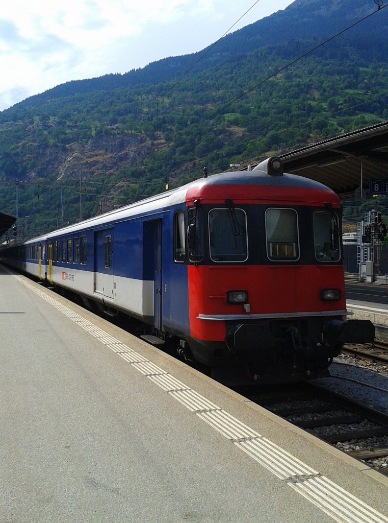 Am Simplon werden noch zwei EWI KlB Pendel eingesetzt, vor allem am Morgen und am Abend, für die Regios von und nach Italien. Tagsüber ist eine Garnitur hier in Brig abgestellt. Hier zu sehen ist BDt 50 85 82-34 905-8, am Zugschluss hing Re 4/4 II 11115. (22.7.2015)