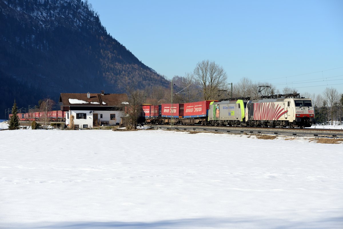 Am sogenannten  Winner  KLV-Zug 43139 nach Verona war am 20. Februar 2015 ein fotogenes Tandem, bestehend aus der 189 901 und der 486 502, im Einsatz. Bei Niederaudorf konnte die Leistung aufgenommen werden.