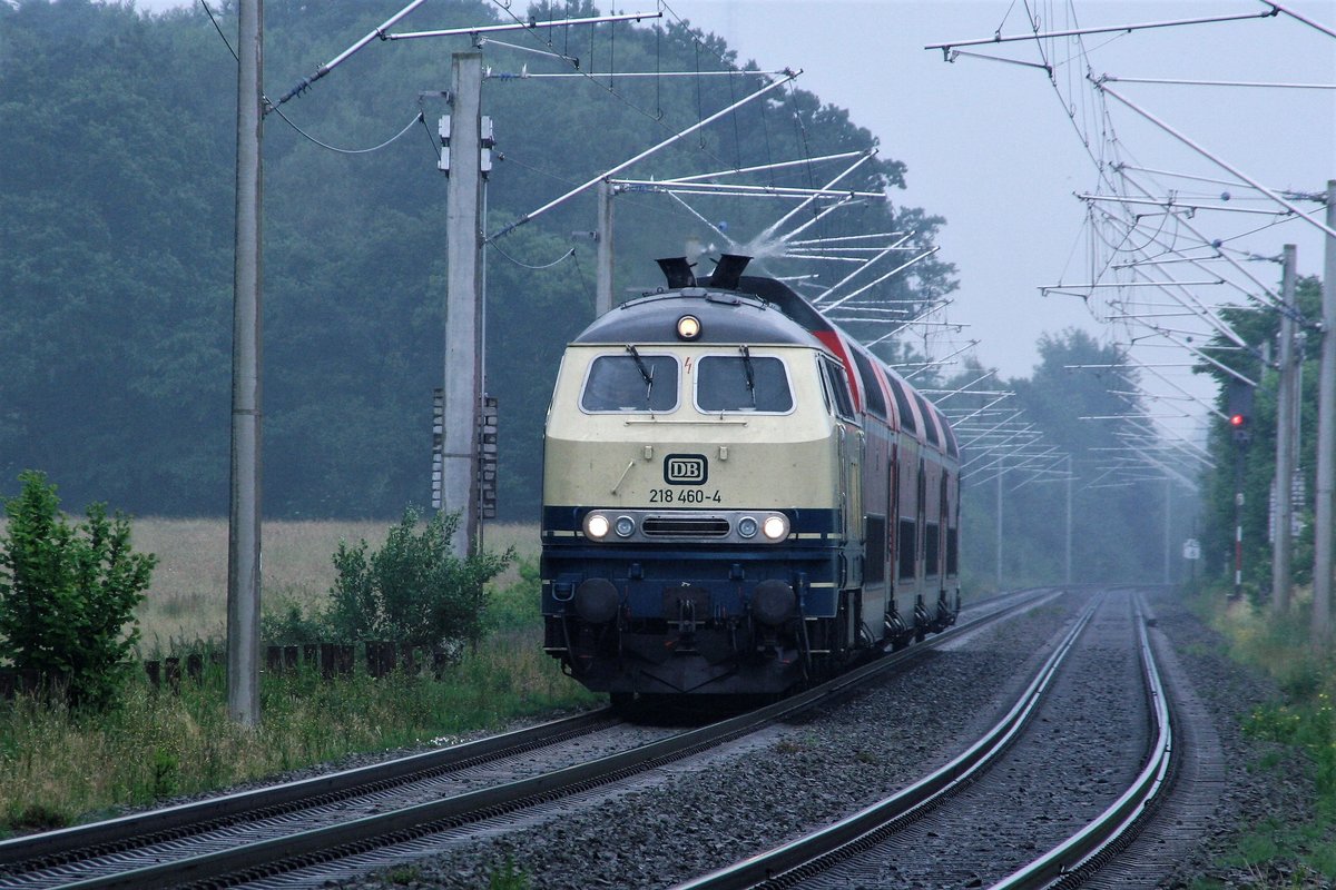 Am Sonnabend, 24.06.2017 befährt die 218  460-4  Conny  der Westfrankenbahn, die aushilfsweise im Norden weilt, mit dem RE 21450 auf der KBS 104 nach Fehmarn, hier kurz vor Ahrensburg.