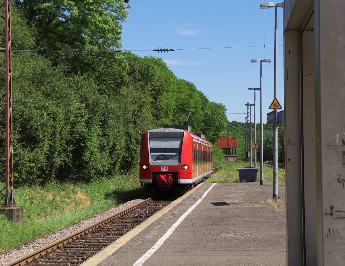 Am sonnigen 11.06.2017 ist 426 008 als RB Homburg - Illingen unterwegs und fährt gerade in Schiffweiler ein. Bahnstrecke 3240 Saarbrücken - Neunkirchen Saar (Fischbachtalbahn).