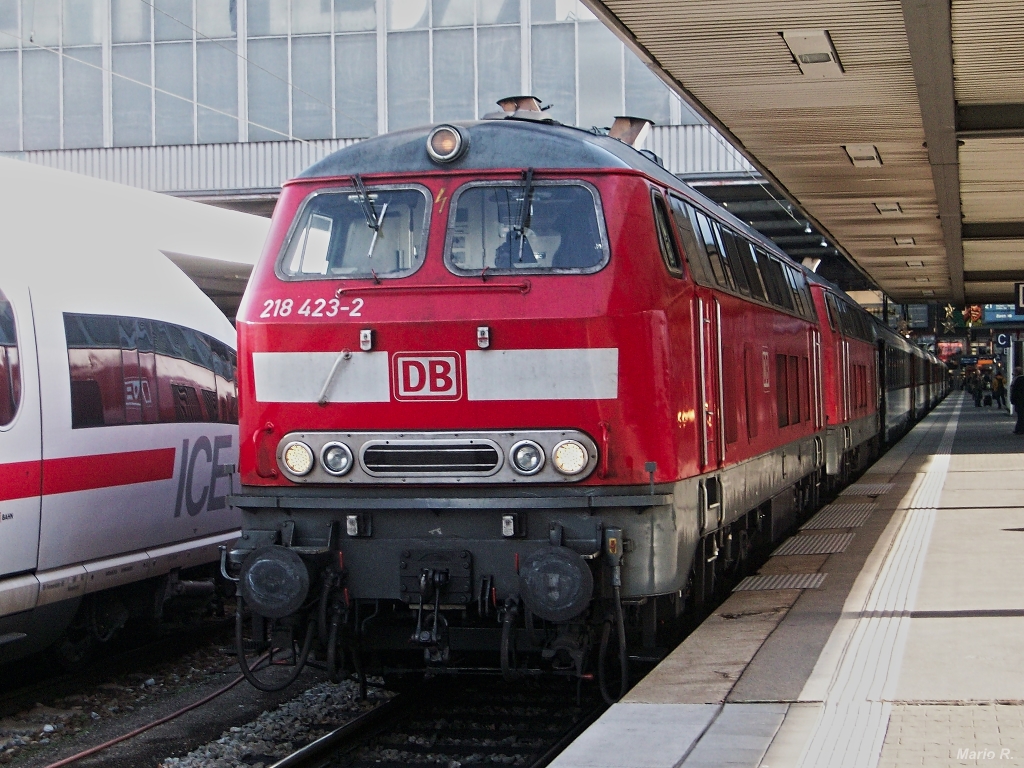 Am sonnigen Herbsttag hatten 218 423 und 218 421 den EC nach Zürich am Haken. Aufgenommen am 24.11.12 in München Hbf.