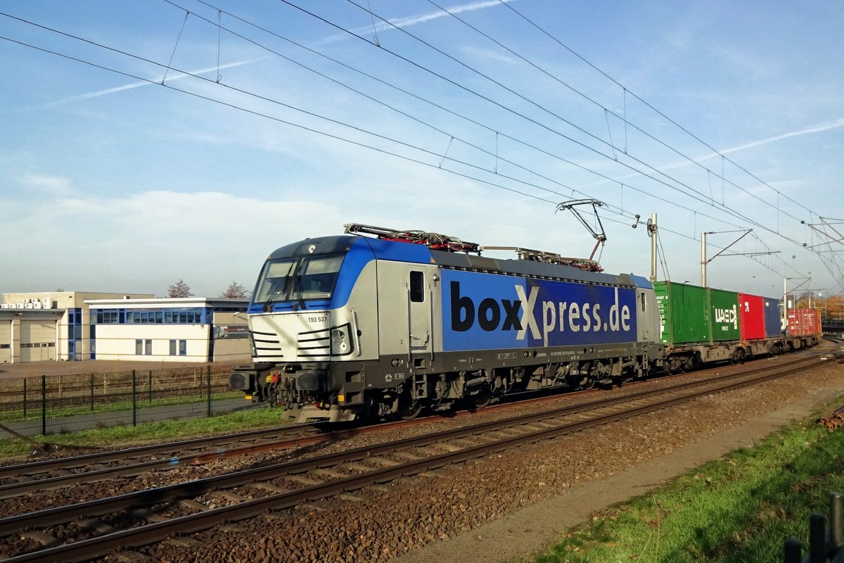 Am sonnigen Morgen von 25 November 2020 verlässt BoxXpress 193 537 Venlo und passiert ein ebenso in Blau-Weiss gehaltener Garage.