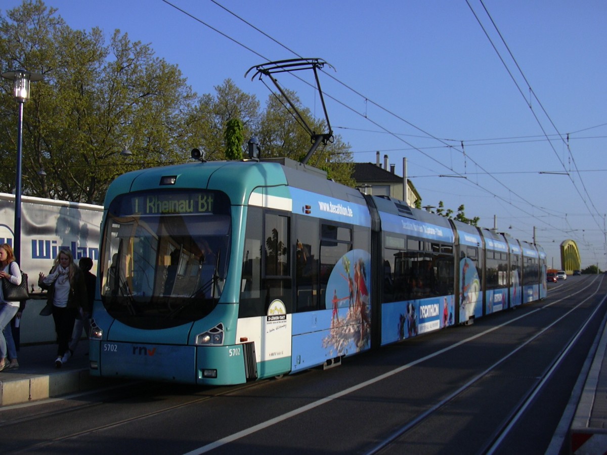 Am sonnigen Morgen des 23. April 2015 ist der Wagen 5702 unterwegs nach Rheinau. Fotogrfiert auf dem Weg ins Büro beim Umsteigen an der Haltestelle  Hochschule . 