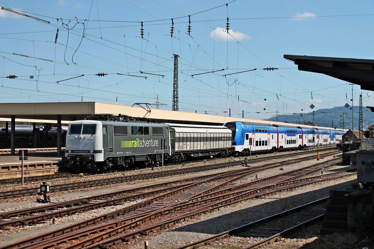 Am sonnigen Nachmittag des 17.06.2019 stand RADVE 111 215-0 zusammen mit den zwei neuen Mälartåg-Triebzügen 012 (701 612-2/701 112-3) und 013 (701 613-0/701 113-1) auf Gleis 2 im Badischen Bahnhof von Basel und wartete auf die Ausfahrt in Richtung Deutschland.