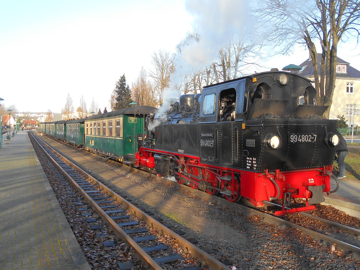 Am sonnigen Neujahrsmorgen wartete die 99 4802,in Binz,auf den Gegenzug aus Göhren.