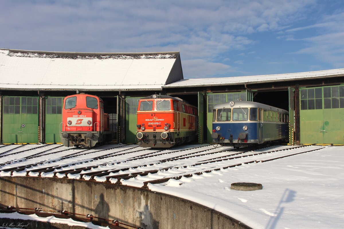 Am sonnigen Vormittag des 10.1.2026 gab es im Heizhaus in Fehring ein kleines aber feines Stelldichein von drei österreichischen Klassikern.
Die 2067 001, die 2143 070 und der 5081 055 stehen nebeneinander vor dem historischen Rundschuppen.
